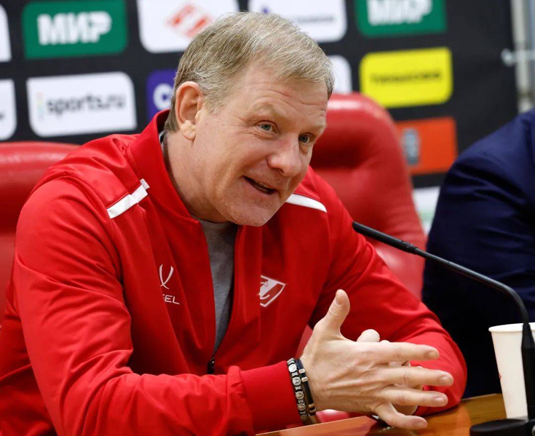 杏彩体育在线登录-包含帕尔梅拉斯进攻端火力强劲，欲破西悉尼流浪者防线的词条