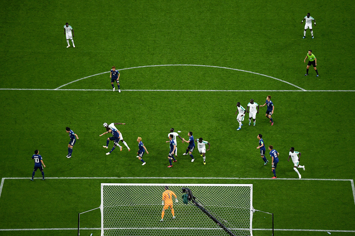 关于一场国际性的足球对战吸引了大批观众观赏的信息