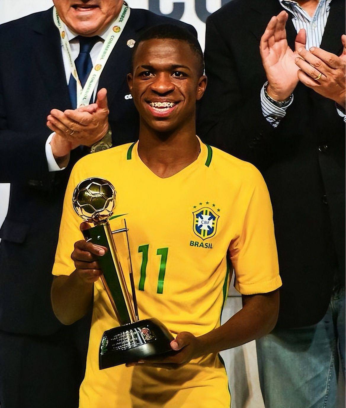 杏彩体育链接-足球比赛中球员们的风采展现