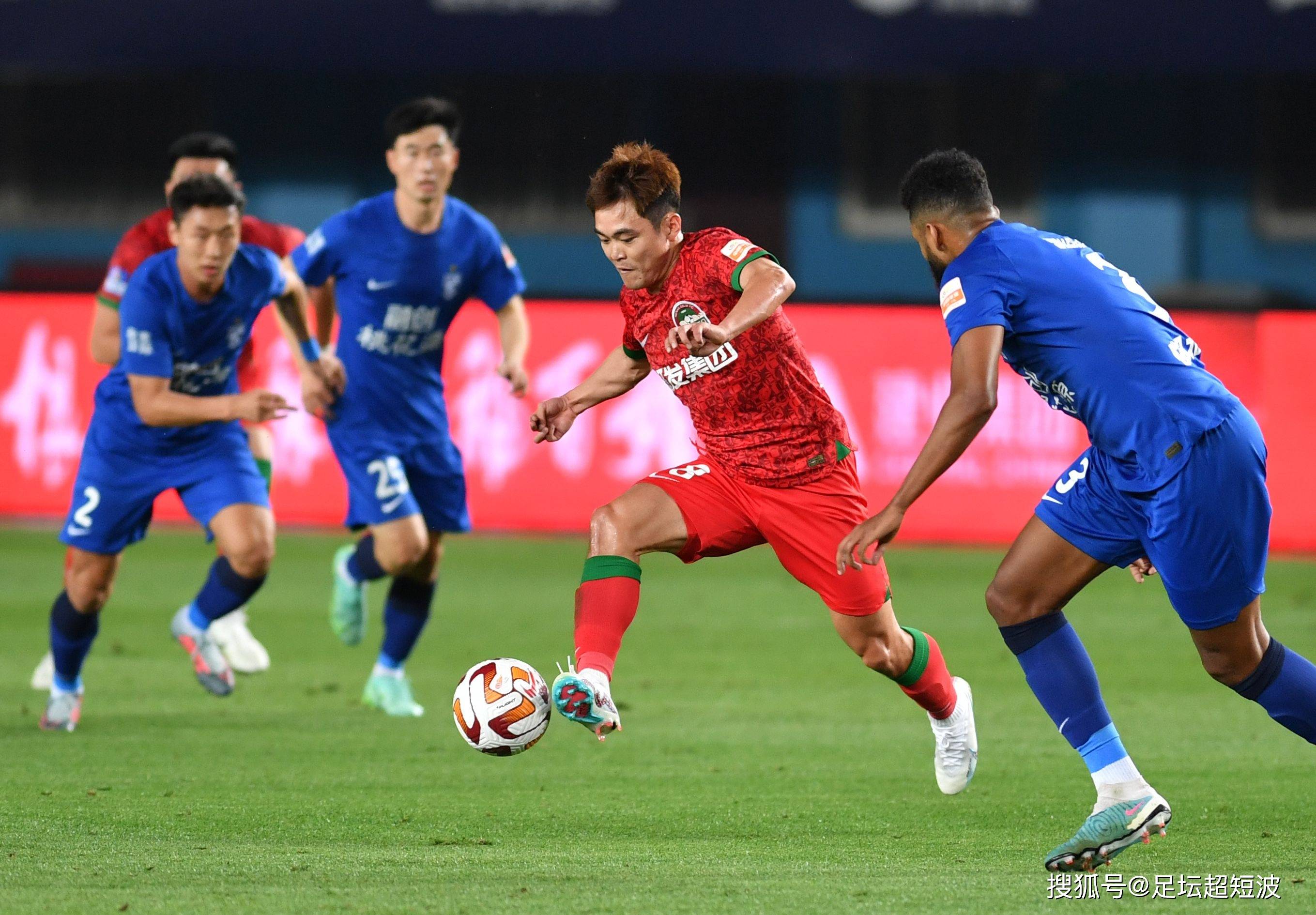 杏彩体育官方入口-一支中超球队在近期比赛中展现实力