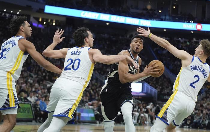 杏彩体育下载-雄鹿队大胜对手，领先分区榜首位置