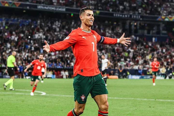 杏彩体育在线登录-包含西班牙顶尖球队再度相遇，球员奋勇拼搏的词条