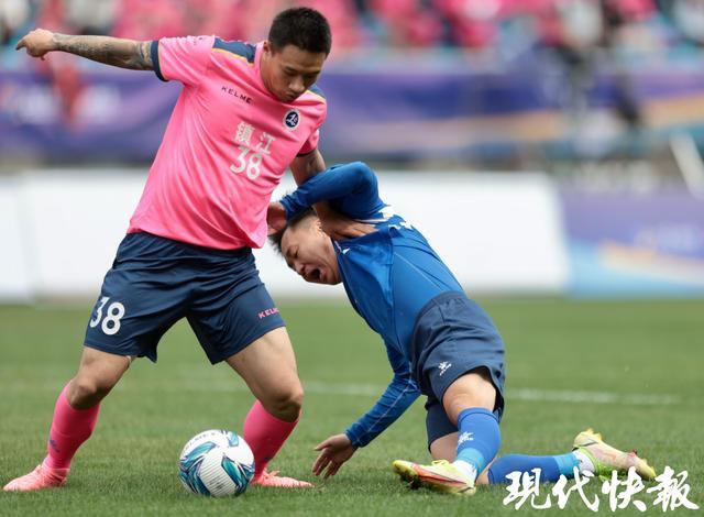 足球联赛即将揭幕,强队交手激情四射 足球联赛即将揭幕,强队交手激情四射