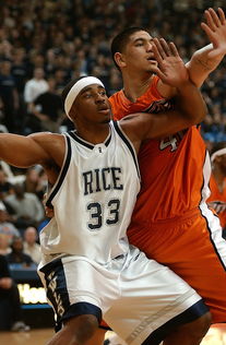 湖人主帅表示球队需要更多防守端表现，但仍相信球员有潜力迎战季后赛挑战