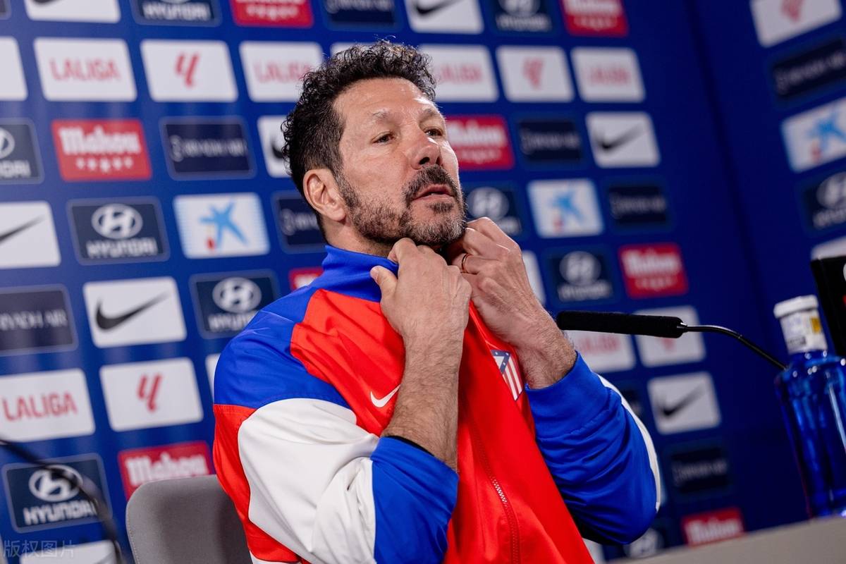 塞维利亚意外输球，球队战绩受挫，主帅紧急召开战术会议的简单介绍