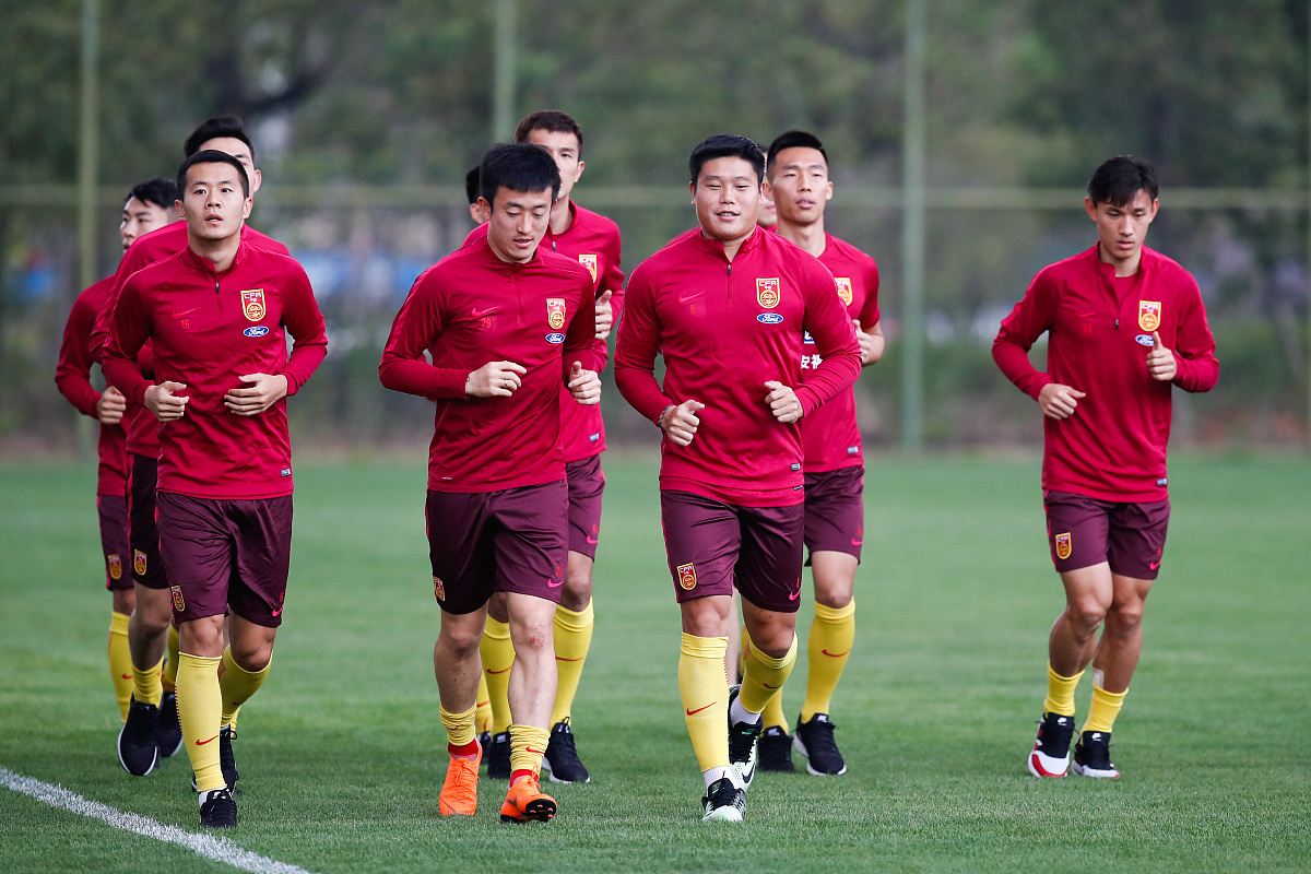 富力球员勇往直前,团结拼搏为实现胜利而战 富力球员勇往直前,团结拼搏为实现胜利而战