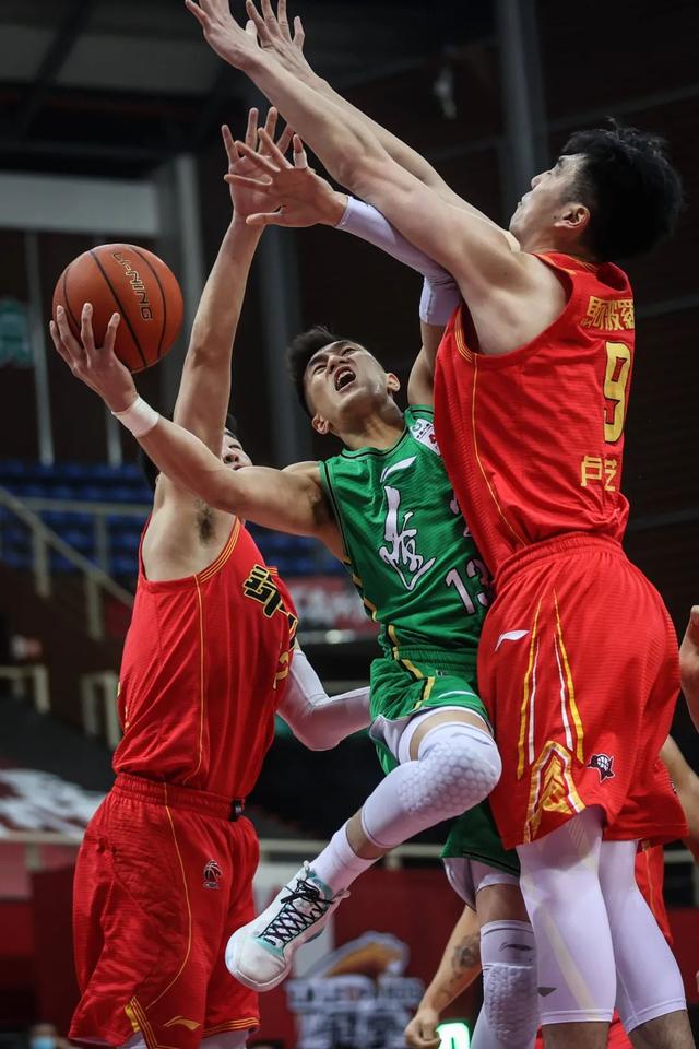 惊险一役:辽宁队险胜深圳队的简单介绍 惊险一役:辽宁队险胜深圳队的简单介绍