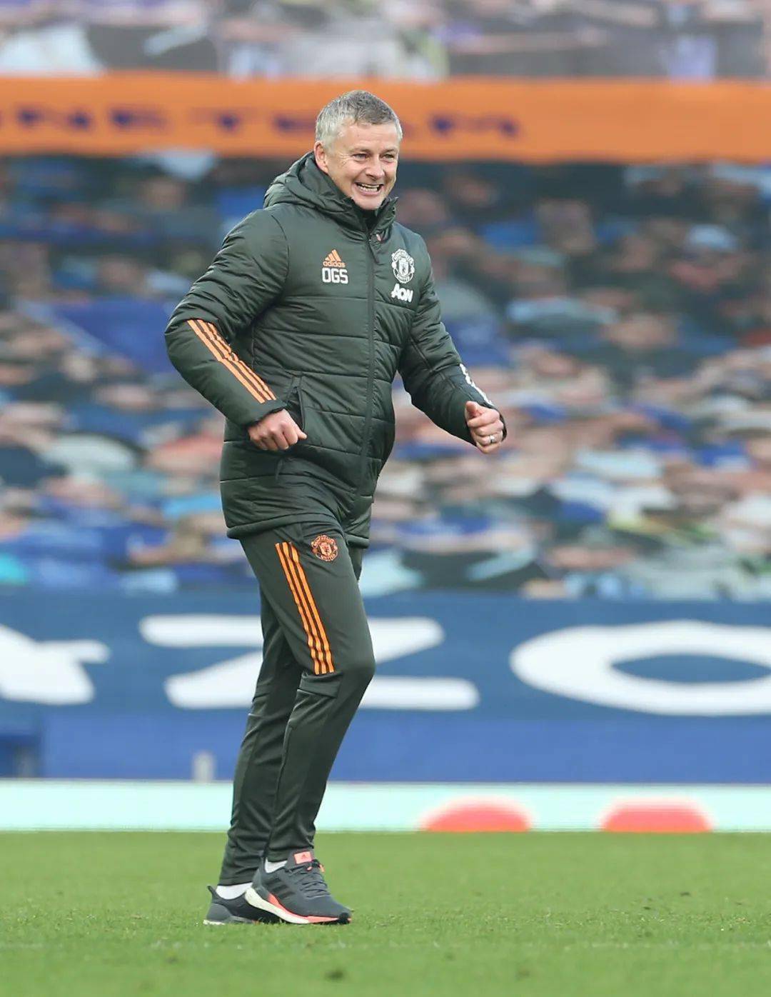 关于沙尔克防守稳固，取得重要胜利的信息