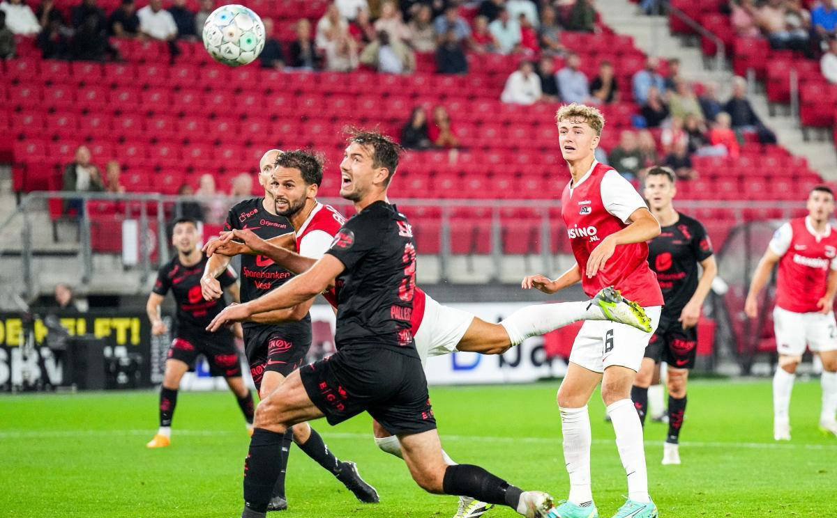 精湛足球比赛中球队实现连胜，势不可挡